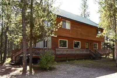Image de *New Listing* | Sleeps 12 | 25 Miles to Yellowstone! | Hot Tub