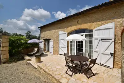 Image de Maison de charme avec piscine chauffée à partager et parc paysager
