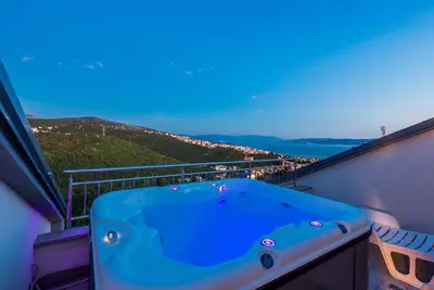 Image de Modern luxury apartment with a Jacuzzi and a view