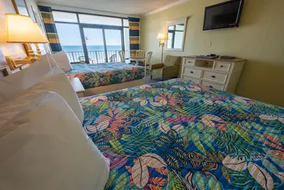 Direct Oceanfront Studio, Heated Pools, Nice View!