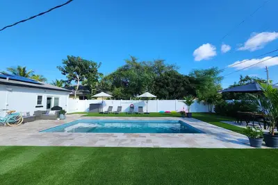 Image de Private saltwater pool, beach service perks, conveniently located! Dinner on us!