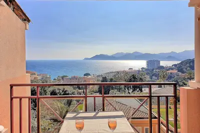 Cocon à Cannes, piscine et vue mer époustouflantes, parking gratuit