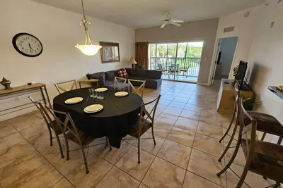 Image de Large condo less than 10 minutes from major Parks