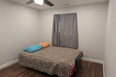 Image de 10 minutes to the airport and mountains - modern 2-bedroom walkout with fire pit
