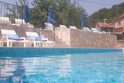 Image de Sleeps 8 \/9 people. 2 apartments. Pool. Sea and mountain viewsi