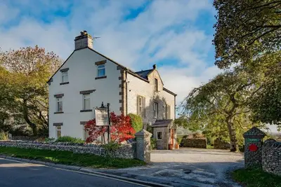 Image de Castle Cliffe. Victorian House in spectacular position.
