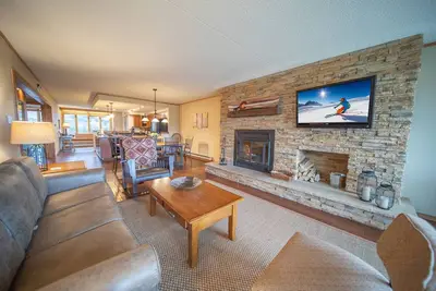 Image de Updated, Gorgeous Mtn Views, Deck, Shuttle