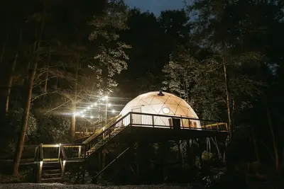 Image de \"Home Sweet Dome\" Modern Treehouse Stay w/ Hot Tub