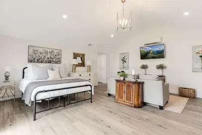 Image de Adorable Upscale cottage in Downtown Fountain Inn.