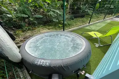 Image de Bungalow confortable avec Piscine et jacuzzi