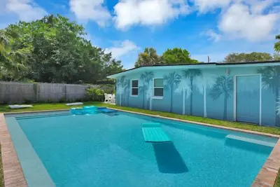 Image de Blue Palm Retreat: Heated Pool, Private Backyard, Walk or take Bikes to Beach