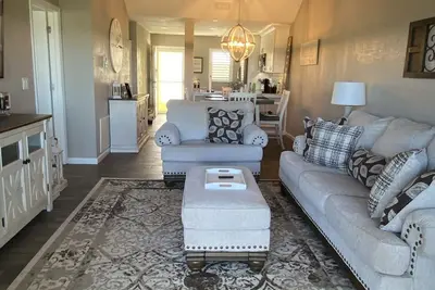 Image de Golf Course Views-min from Wellen Park and beaches!