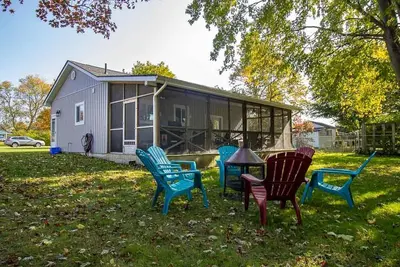 Image de Big Fun Little Cottage - Cozy Cottage in Walking Distance to Beach and Town