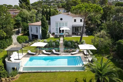 Image de Golfe de St Tropez. Modern villa with heated swimming pool