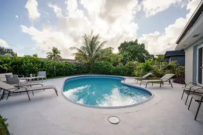 Image de Cozy Newly Re-done 3\/2 w Large Pool!