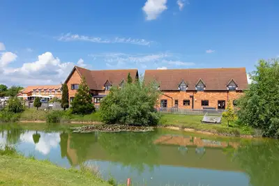 Image de Pet friendly lakeside cottage with private hot tub, onsite golf course & cafe