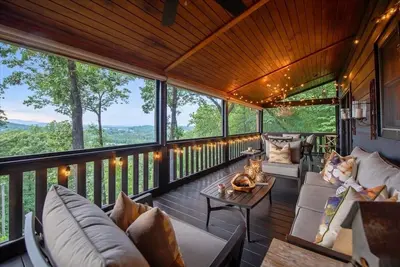 Image de 2 Master Suites w/view, Hot Tub, Media & game room, 5 minutes to downtown!