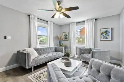 Image de Renovated, Safe St. Pete 2bed/1bath Home!