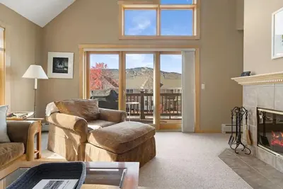 Image de Summit View Townhouse 1mi to Mt Snow w\/ Fireplace!