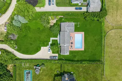 Image de Modern Hamptons Farmhouse on Beautiful Horse Farm
