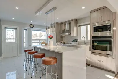 Image de Rare find 6 bedroom  3 full bath newly renovated and new furniture and beds