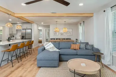 Image de Stunning updated 4 bedroom home. 8 mins from beach