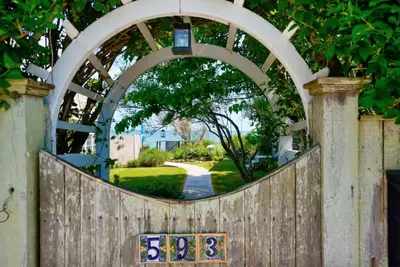 Image de Very Private 3 Bedroom Waterfront Compound with Parking