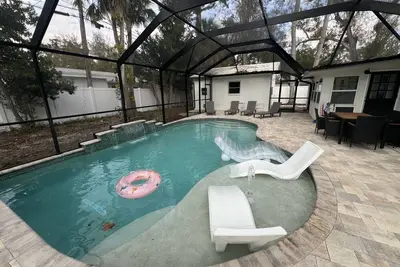 Image de Fully Renovated home with Pool- 6 minutes to beach