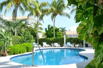 Image de 3 minutes to the beach! 1 Bedroom Condo near shopping and Dining