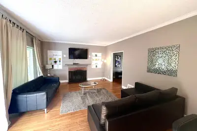 Image de Two Story Townhome | Perfect location for walking
