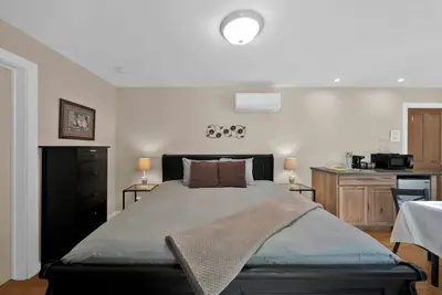 Image de The Hummingbird- A Room With a Forest View!