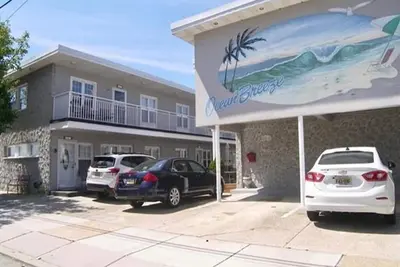 Image de Great location-No need to drive. Near to beach, boards & Convention Ctr! Clean!