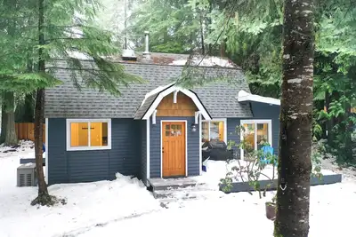 Image de Explore Mt. Baker with Your Family at Kulshan Cabin: Book Your Adventure Today!