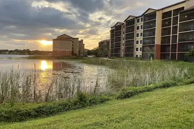 Image de Luxury main floor unit with lake views! 3 bedroom, 3 bath sleeps up to 12.