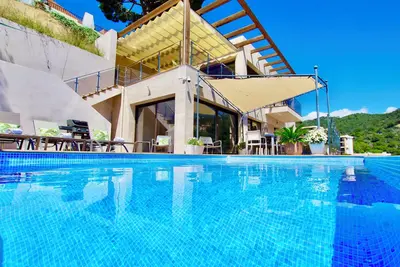 Image de V&V Lloret-Villa Marie maison luxueuse : ascenseur+ping-pong+billard+tv/beamer