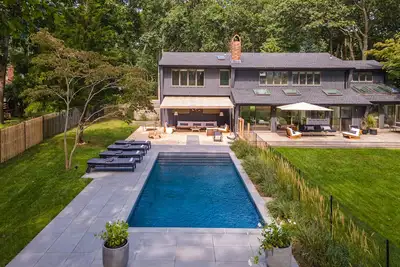 Image de Chic modern mid century home with saltwater pool and expansive views