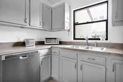 Image de Cozy townhouse, centrally located with garage and fenced yard.