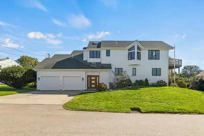 Image de Stunning coastal home with great ocean views & only a 6 minute walk to beach!