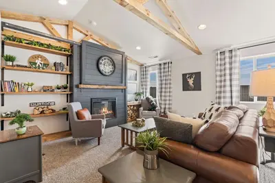 Image de Modern Outdoor Vibes, Vaulted ceilings, Sleeps 8!