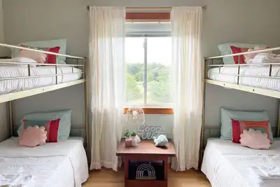 Image de 500 feet to the Beach, Entire house with Surf Boards & more- Superhost on Airbnb