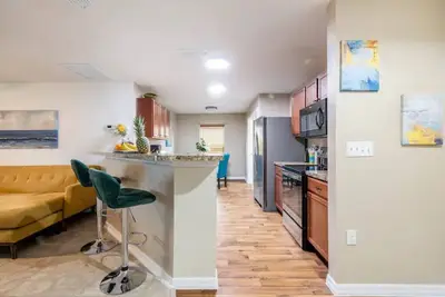 Image de Retreat with bike access/full kitchen/Fence yard/board games/mins from Orlando