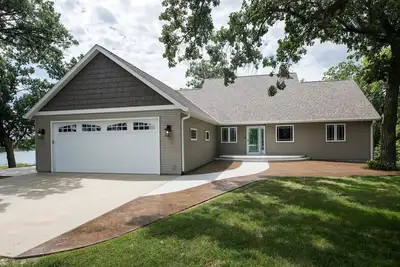 Image de Private Lakefront home surround by nature. Great for Family Gatherings!