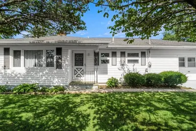 Image de Mid-Century ranch home close to downtown
