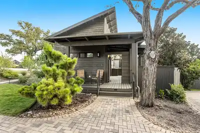 Image de Luxe lakeside cabin with Wfh desk, outdoor kitchen & alfresco living\/dining