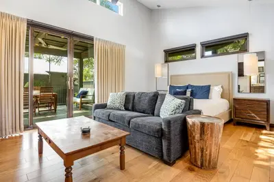 Image de Dog-friendly lakeside cabin with alfresco patio, soaking tub, outdoor shower