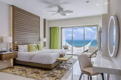 Image de Luxurious Junior Suite Ocean View right on the beach on of Cancun!