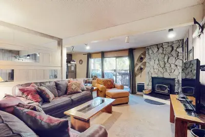 Image de Well-equipped mountain-view condo with outdoor pool, hot tub, grill, & fireplace