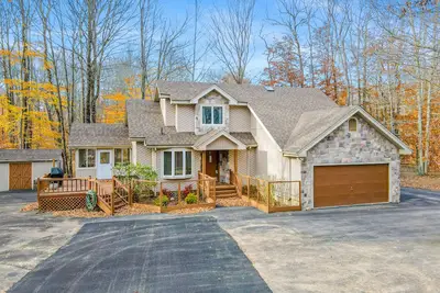 Image de Quiet Poconos retreat with on-site pool, tennis, deck, grill & sun room