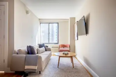 Image de Serene Uws 3br w/ Elevator, Doorman & Gym, nr Central Park, by Blueground