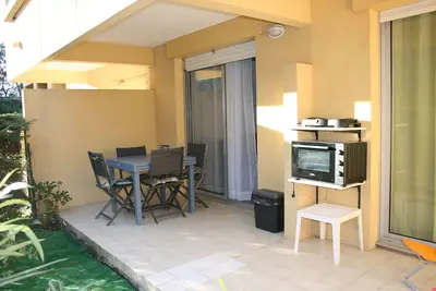 Image de À 300 mètres de la plage, appartement T2 moderne avec terrasse.